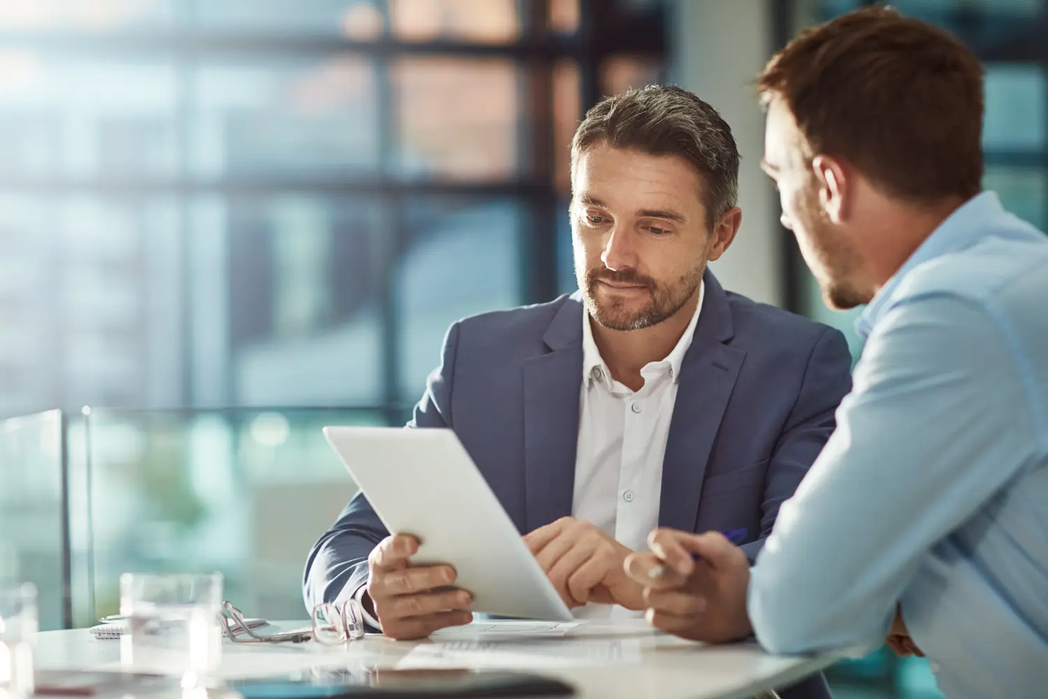 Teamwork-Meeting, Tablet und Geschäftsleute am Büroarbeitsplatz